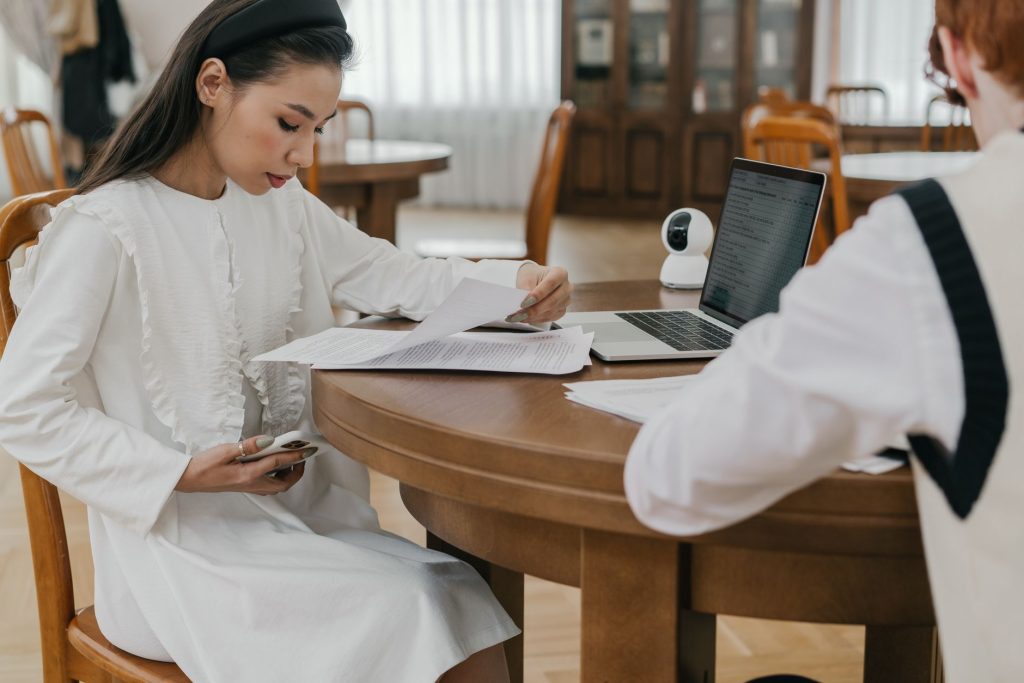Duas pessoas estudando juntas em uma mesa