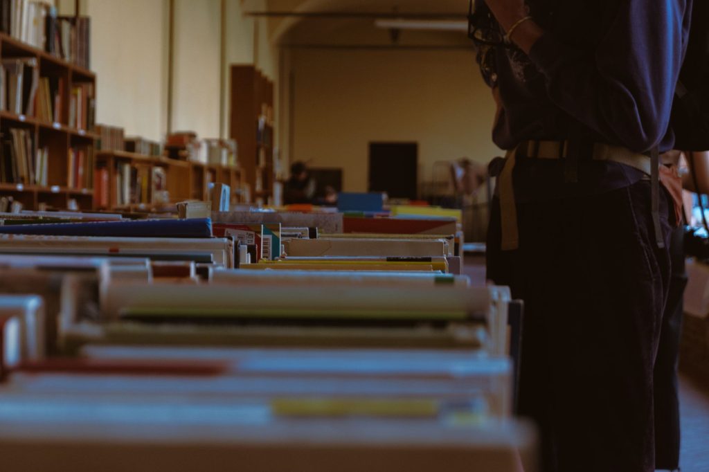 Biblioteca com estantes de livros
